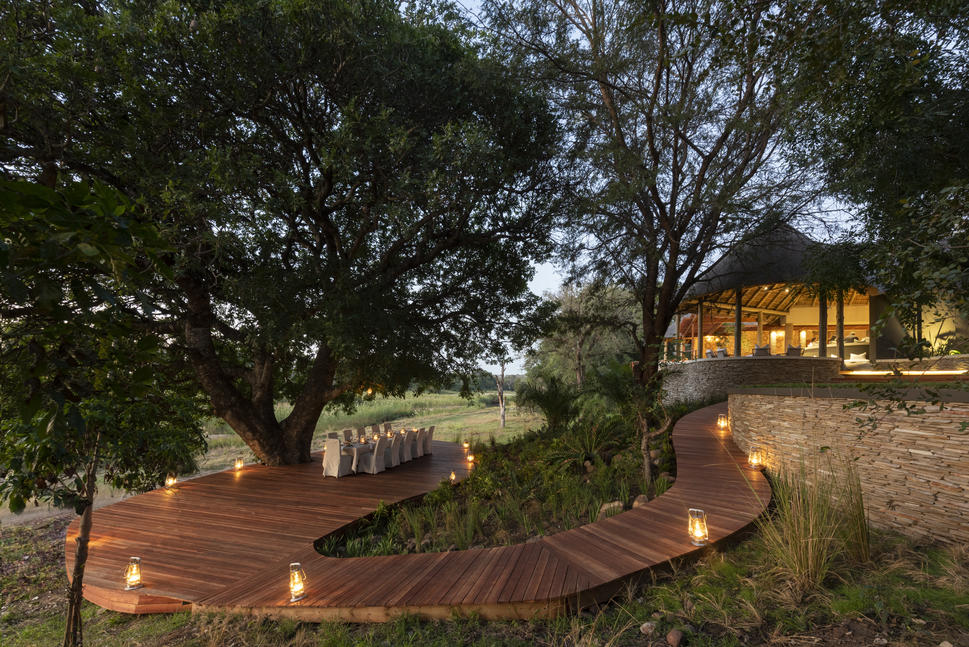 river_lodge_dining_deck_